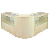 Elegante Vitrine in Ahornholz-Optik mit gläsernen Regalen, abgerundeten Kanten und modernem Design, ideal für die Präsentation von Produkten