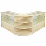 Moderne Empfangstheke in hellem Holz mit gläsernen Vitrinen und offenen Regalen, ideal für Verkaufsräume und Rezeptionen