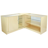 Verkaufstisch in Ahornfurnier mit Glasregalen, abgerundeten Kanten und einem abschließbaren Schrank, ideal für Verkaufsräume und Ausstellungen