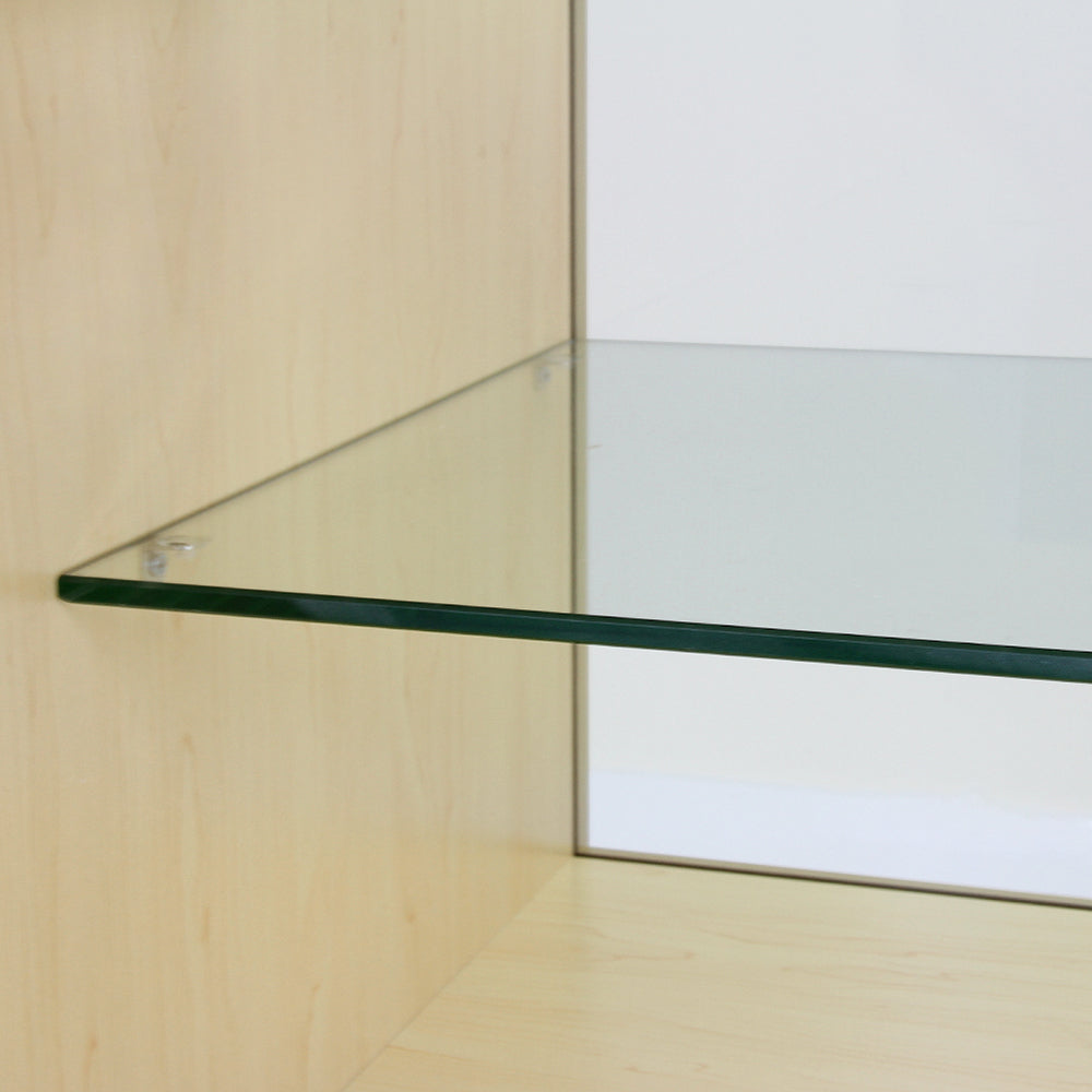 Transparente Glasablage auf einem hellen Ahorn-Verkaufstisch, ideal für die Präsentation von Produkten in einem modernen Verkaufsraum