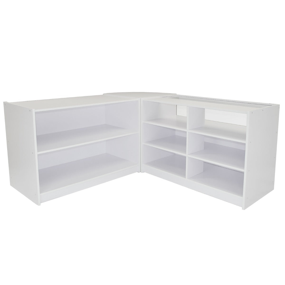 Moderne, weiße Ladentheke mit offenen Regalen und einem eleganten, minimalistischen Design, ideal für Verkaufs- und Empfangsbereiche