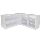 Moderne, weiße Ladentheke mit offenen Regalen und einem eleganten, minimalistischen Design, ideal für Verkaufs- und Empfangsbereiche