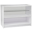 Moderne, weiße Verkaufstheke mit Glasablage, geräumigem Stauraum und glatten Oberflächen, ideal für Empfangsbereiche und Verkaufsräume