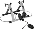 Magnetischer Rollentrainer Velo Pro in Silber mit stabilen schwarzen Standfüßen, inklusive Trainingsmatte und Zubehör für sicheres Radfahren drinnen
