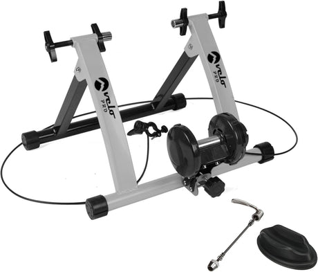 Magnetischer Rollentrainer Velo Pro in Silber mit stabilen schwarzen Standfüßen, inklusive Trainingsmatte und Zubehör für sicheres Radfahren drinnen