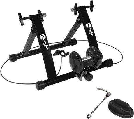 Schwarzer magnetischer Rollentrainer von Velo Pro mit stabilen Füßen, verstellbarem Widerstand und Zubehör für sicheres Training zu Hause