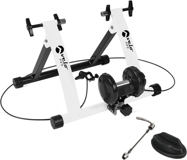 Magnetischer Rollentrainer Velo Pro in Weiß mit stabilen schwarzen Standfüßen, inklusive Matte und Zubehör für sicheres Training zu Hause