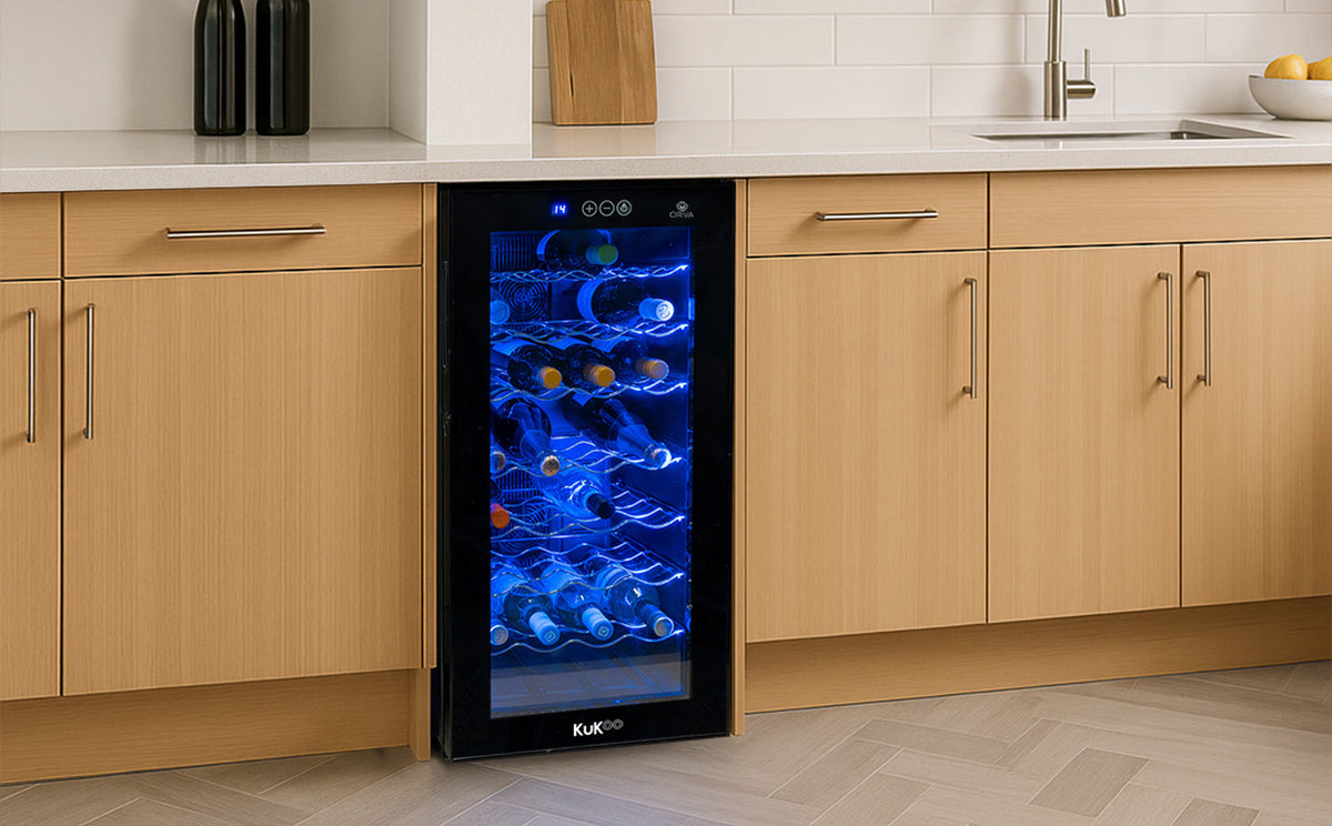 Eleganter Weinkühlschrank mit schwarzem Rahmen und blauer LED-Beleuchtung, platziert in einer modernen Küche mit Holzschränken und hellem Boden