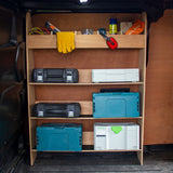 Holzregal mit Werkzeugkasten in einem Ford Transit Custom, ausgestattet mit blauen und grauen Kisten, Handschuhen und Werkzeugen auf einer stabilen Ablage