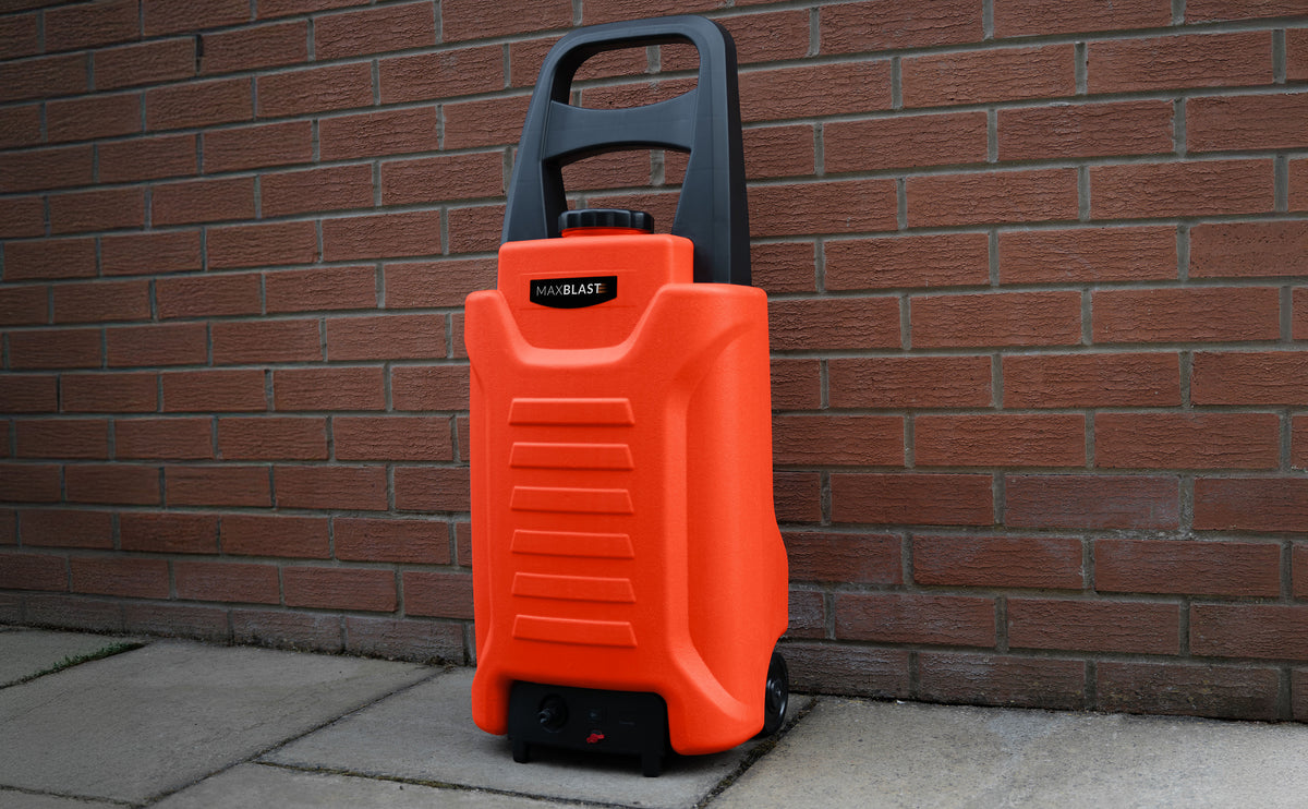 Leuchtend orangefarbener Wasserbehälter mit schwarzem Griff, robustem Kunststoff und Rollen für einfachen Transport, vor einer Backsteinwand platziert