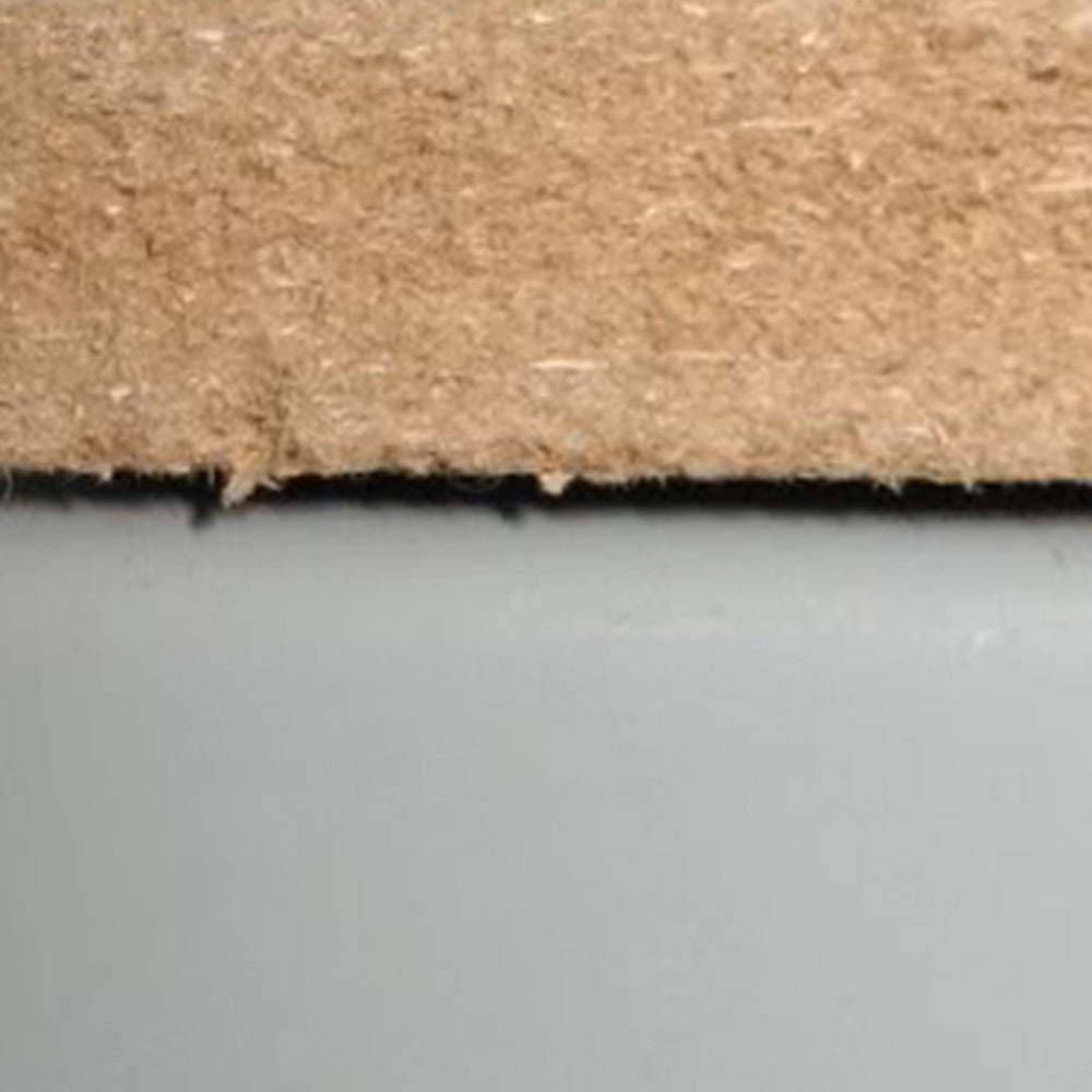 Nahaufnahme der Kante eines Q-Rax Lagerregals, zeigt die strukturierte Holzoberfläche und die glatte graue Metallbasis, ideal für Lagerung und Organisation