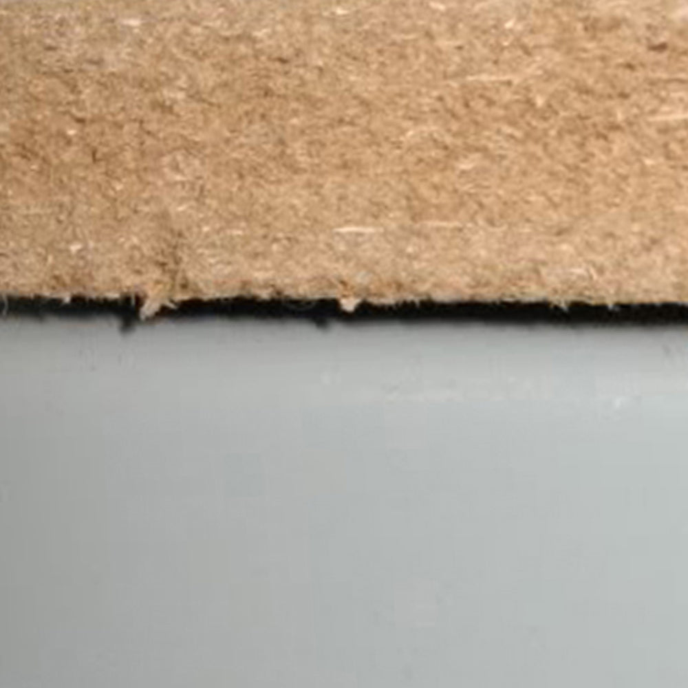 Nahaufnahme der Kante eines Q-Rax Lagerregals mit einer hellbraunen Holzfaserplatte und einer glatten grauen Unterlage, die Stabilität und Qualität zeigt