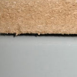 Nahaufnahme der Kante eines Q-Rax Lagerregals mit einer hellbraunen Holzfaserplatte und einer glatten grauen Unterlage, die Stabilität und Qualität zeigt
