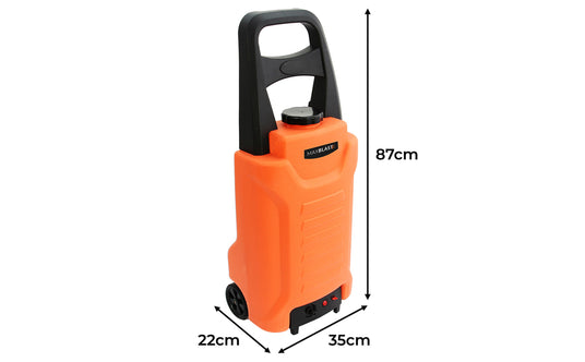 Robuster orange Wasserbehälter mit einem praktischen Griff, Rollen für einfache Mobilität und einem großen Deckel für einfaches Befüllen und Entleeren