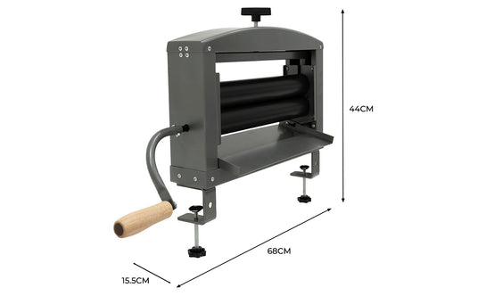 Graue Teigmaschine mit Holzgriff, verstellbaren Füßen und zwei großen Walzen, ideal zum Ausrollen von Teig für Backwaren