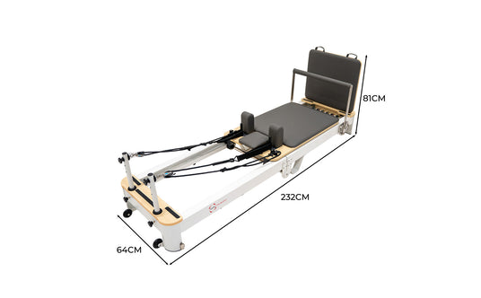 Pilates-Reformer in Weiß mit grauem Polster, verstellbaren Riemen und Holzdetails, ideal für effektives Training und Rehabilitation