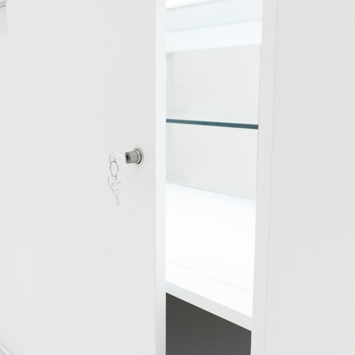 Weißer Schrank mit offener Tür, glänzender Oberfläche, sichtbarem Schlüssel und einem leeren Regal im Inneren, ideal für moderne Wohnräume