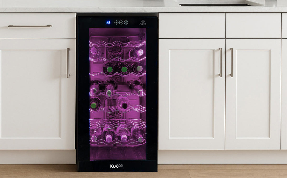 Eleganter Weinkühlschrank mit schwarzem Gehäuse, transparentem Glas und lila Beleuchtung, der mehrere Weinflaschen in verschiedenen Größen präsentiert