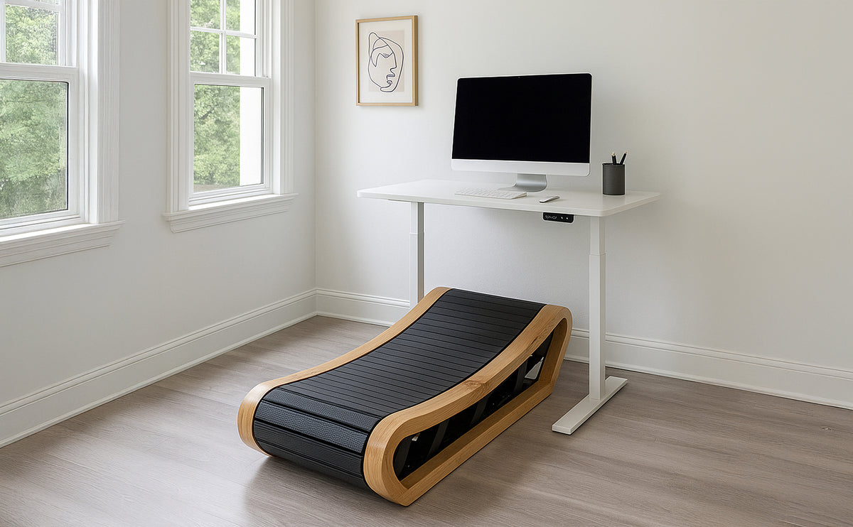 Moderner Stehschreibtisch mit einem eleganten Holzrahmen und einem schwarzen Laufband darunter, umgeben von hellen Fenstern und minimalistischer Dekoration