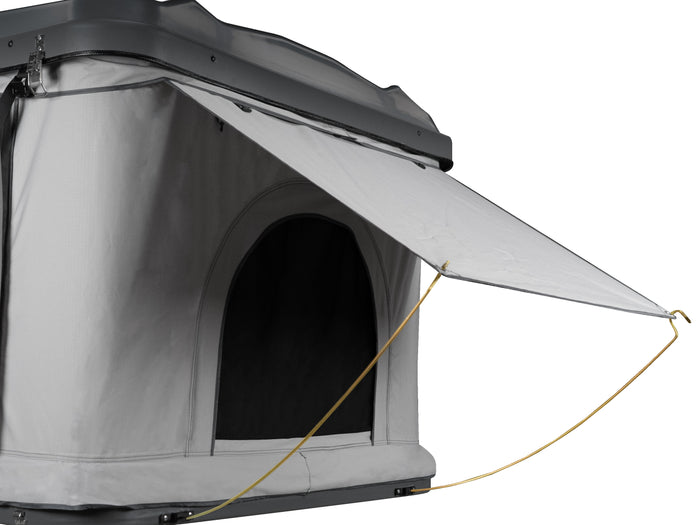 Grau-weißer Zeltüberzug mit einer abnehmbaren Klappe, die einen Eingang zu einem dunklen Innenraum bietet, ideal für Camping und Outdoor-Aktivitäten