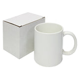 Weißer Keramikbecher neben einer schlichten weißen Verpackung, ideal für personalisierte Druckprojekte mit der PixMax Da Vinci Transferpresse