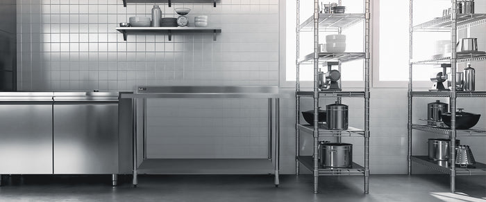 Moderne, minimalistische Küche mit Edelstahlmöbeln, offenen Regalen und glänzenden Töpfen, die auf einem industriellen Boden stehen