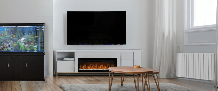 Moderner Wohnraum mit einem großen, schwarzen Fernseher an der Wand, einem eleganten Couchtisch aus Holz und einem Aquarium mit bunten Fischen