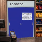 Blauer Zigarettenschrank mit einem Hinweis auf das Verkaufsverbot an Personen unter 18 Jahren, im modernen Verkaufsraum platziert