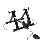 Schwarzer Flüssigkeits-Rollentrainer Velo Pro mit stabilen Ständern, einem glänzenden Schwungrad und einer rutschfesten Matte für sicheren Halt beim Training