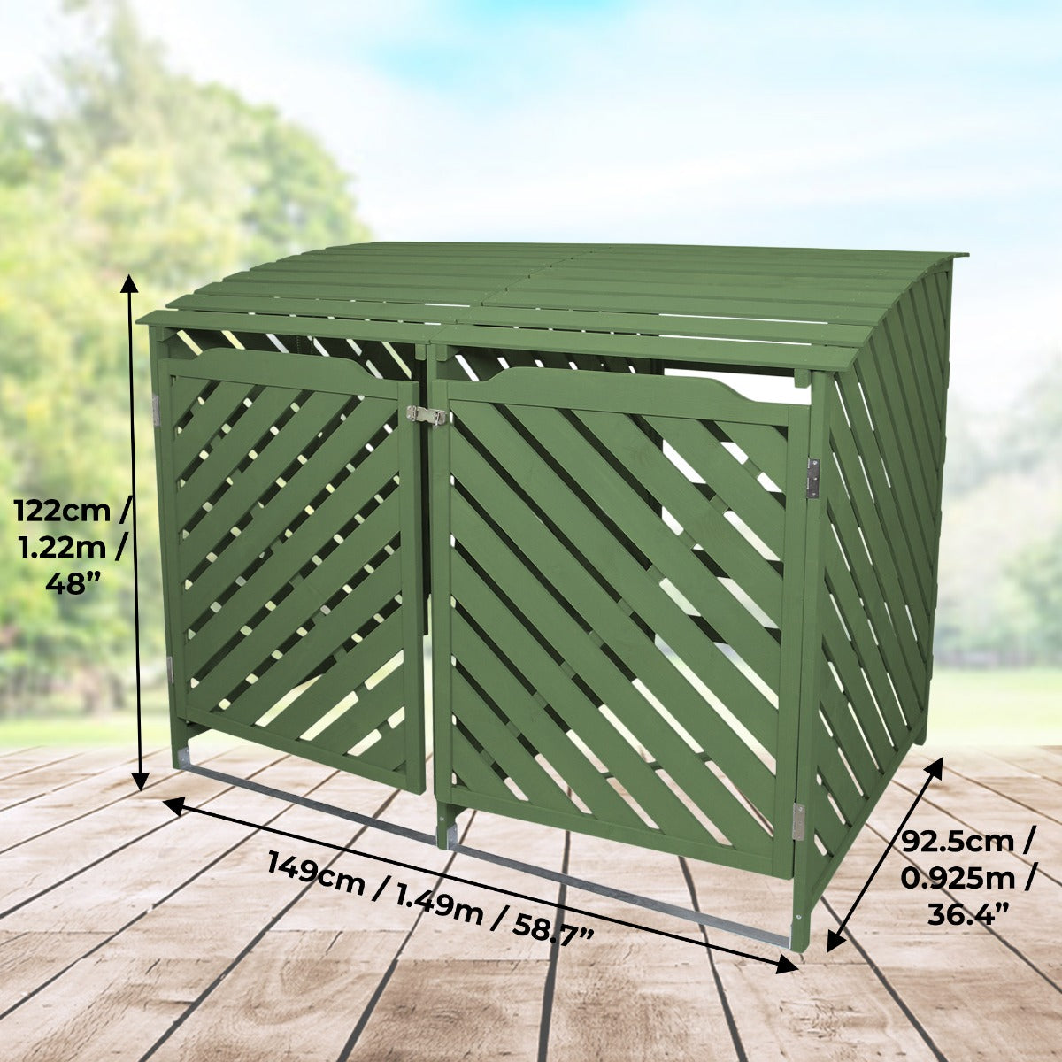 Mülltonnenbox aus salbeigrünem Holz mit schräg verlaufenden Lamellen, bietet Platz für zwei Mülltonnen, wetterfest und dekorativ im Garten integriert