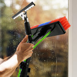 Teleskopstange zur Fensterreinigung mit bunten Bürsten und einem Wischer, der Wasser von einem Glasfenster abzieht, ideal für hohe Fenster