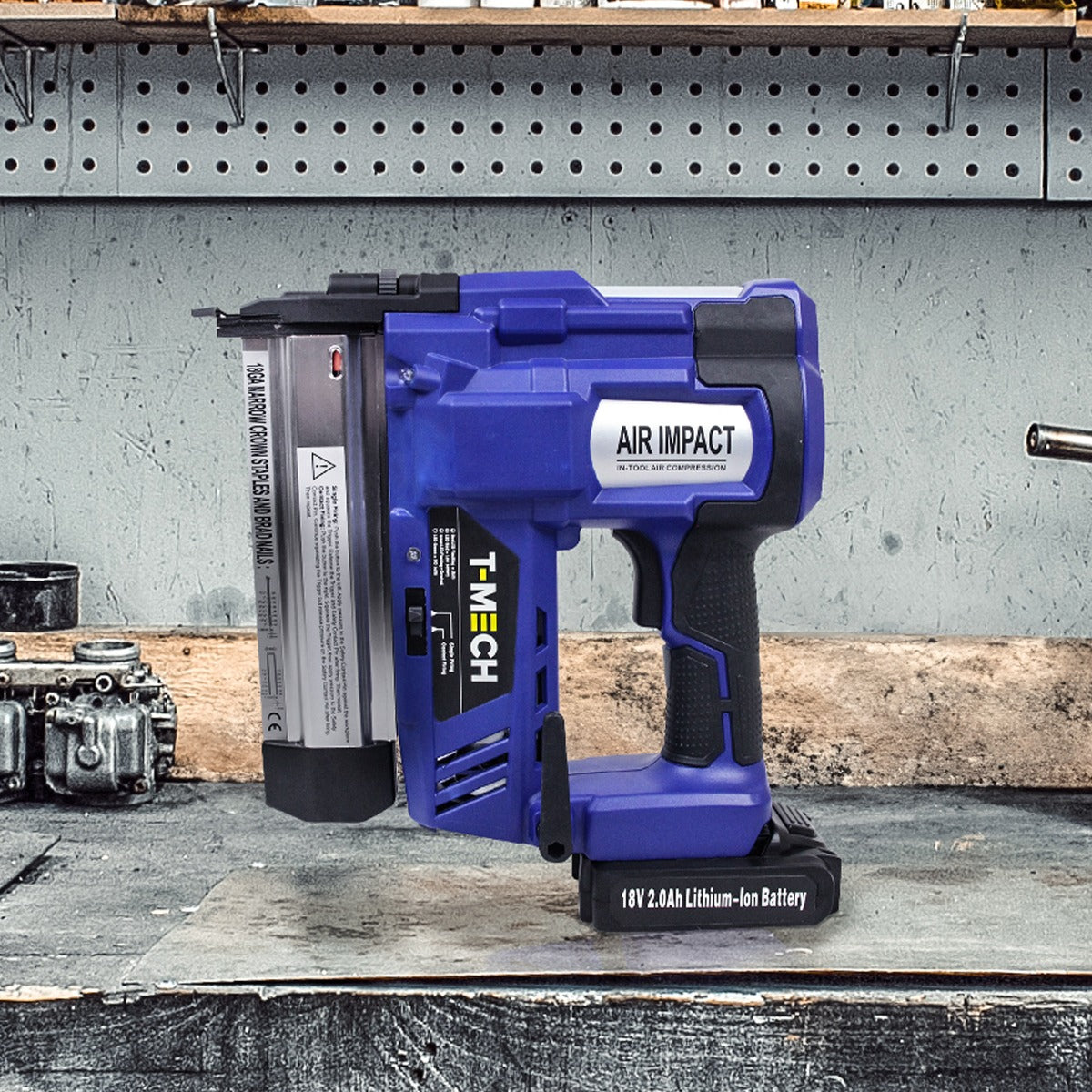Blau-weißer Elektrotacker mit Lithium-Ionen-Akku, robustes Design, ergonomischer Griff, auf einer Werkbank mit Werkzeugen im Hintergrund