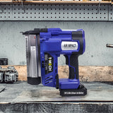 Blau-weißer Elektrotacker mit Lithium-Ionen-Akku, robustes Design, ergonomischer Griff, auf einer Werkbank mit Werkzeugen im Hintergrund