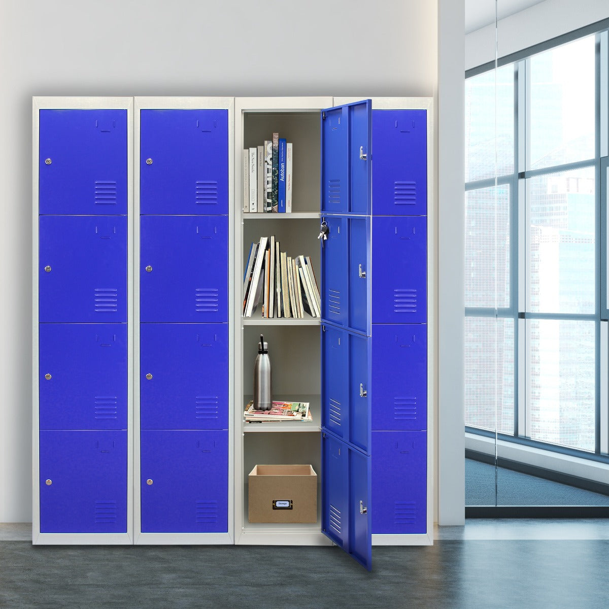 Vier türiger Schließfachschrank in Blau mit metallischen Oberflächen, geöffnet mit Bücherregal und einer Wasserflasche im Inneren, moderne Büroumgebung
