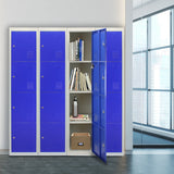 Vier türiger Schließfachschrank in Blau mit metallischen Oberflächen, geöffnet mit Bücherregal und einer Wasserflasche im Inneren, moderne Büroumgebung