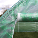 Transparente grüne Polytunnelfolie mit Netzstruktur, die einen Reißverschluss zeigt, ideal für den Schutz von Pflanzen im Garten