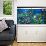 300L Aquarium Komplettset in Weiß mit Unterschrank, lebendige Pflanzen, bunte Fische und natürlicher Holz-Dekor, modernes Design im Wohnraum