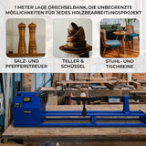 T-Mech Drechselbank in leuchtendem Blau, umgeben von Holzwerkzeugen, zeigt Holzschalen, Stühle und Gewürzmühlen auf einer Werkbank aus Holz