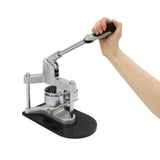 Robuste 58mm Buttonpresse aus silbernem Metall mit schwarzem Kunststoffsockel, ideal zum Erstellen von Abzeichen, leicht zu bedienen mit ergonomischem Griff
