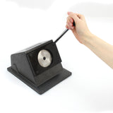 Robuste, schwarze 58mm Buttonpresse mit einem stabilen Hebel und einer metallischen Druckplatte für präzise Abzeichenherstellung