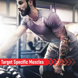 Ein muskulöser Mann mit tätowierten Armen hebt zwei schwarze Hex-Hanteln mit je 7 kg in einem modernen Fitnessstudio, um gezielt Muskeln zu trainieren