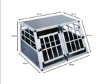 Kleine Doppelbox für Hunde im Auto, aus robustem Material, mit zwei Gittertüren, grauer Oberfläche und stabiler Bauweise, ideal für sichere Transporte