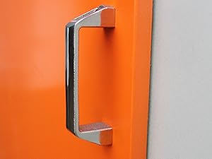 Ein glänzender, silberner Türgriff aus Metall mit rutschfester Textur, montiert an einer lebhaft orangefarbenen Tür