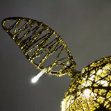 Goldenes Reh mit LED-Beleuchtung, filigranes Design, glitzernde Oberfläche, elegante Form und leuchtende Details, ideal für festliche Dekoration
