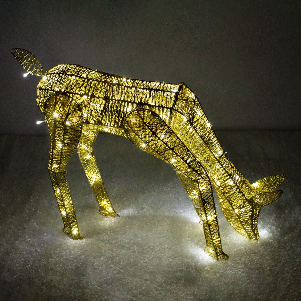 Beleuchtetes Rentier aus goldenem Draht, 61 cm hoch, mit funkelnden LED-Lichtern, das eine festliche Atmosphäre schafft