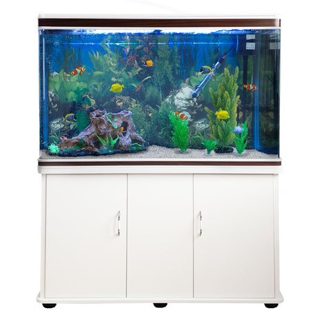 Komplettset für ein Aquarium in Weiß mit bunten Fischen, lebendigen Pflanzen, natürlichem Holz und klarem Wasser, ideal für Aquarienliebhaber