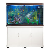 Aquarium Komplettset mit weißem Unterschrank, schwarzem Kies, bunten Fischen und lebendiger Pflanzenlandschaft im klaren Wasser