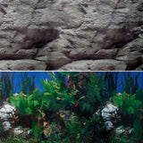 Aquarium mit schwarzem Kies, lebhaften Pflanzen und bunten Fischen, umgeben von einer strukturierten, steinernen Rückwand in natürlichen Farben