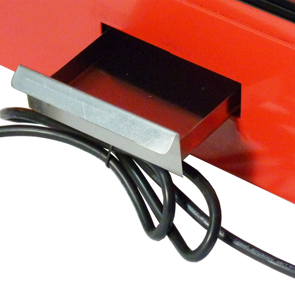 Rote Speisevitrine mit glänzender Oberfläche, schmalem Auszug und schwarzem Kabel, ideal für die Präsentation von Lebensmitteln oder Dekorationen