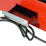 Rote Speisevitrine mit glänzender Oberfläche, schmalem Auszug und schwarzem Kabel, ideal für die Präsentation von Lebensmitteln oder Dekorationen